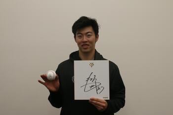 Foto con el autógrafo del jugador Morita.