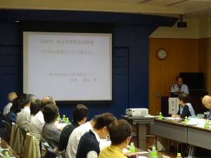 Foto: Una sesión de estudio del Comité de Niños del Consejo de Estudiantes Ciudadanos de Inagi