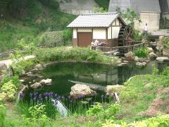 Imagen del molino de agua en el parque Kamiyato Shinsui