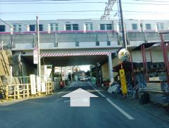 Continúe bajo la guardia de la línea Keio Sagamihara.