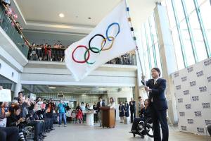 Imagen: Presentación de la bandera olímpica