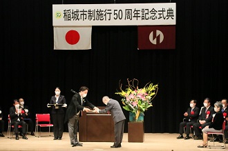 Entrega del Certificado de Agradecimiento Conmemorativo del 50 Aniversario (2)