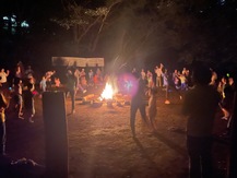 Escena de fogata en el campamento de padres e hijos.