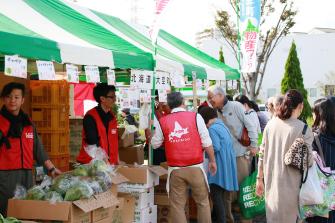 Foto Venta de productos de ciudades hermanas y ciudades amigas