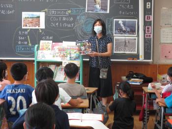 Imagen Promotora de revitalización de la biblioteca escolar