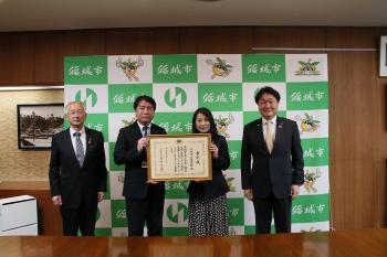 Imagen Desde la izquierda: Superintendente Kato, Director Kuno, Director de Educación Sato, Alcalde Takahashi