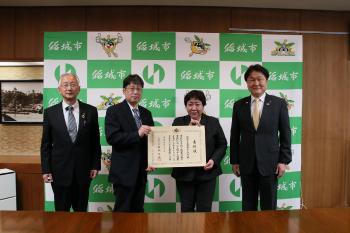 Imagen Desde la izquierda: el superintendente Kato, el director Kishi, el director Tomita y el alcalde Takahashi