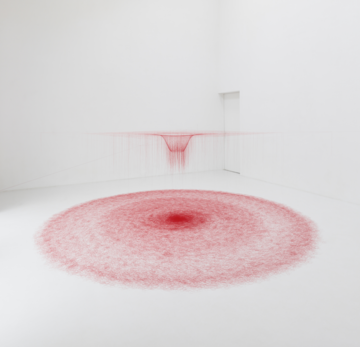 이케우치씨의 작품《Knotted Thread-red-φ18cm-φ360cm》2016-2017년 gallery21yo-j에서의 전시