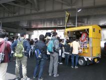 Foto: Visitantes em fila para o food truck