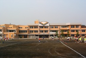 Foto: Fachada da Escola Primária Hirao