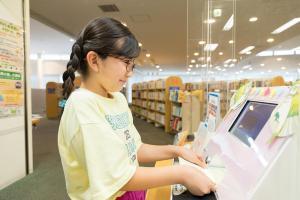 Foto: Criança utilizando o cartão de leitura