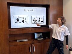 Foto: Sr. Yokoyama durante o treinamento de idiomas