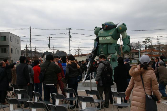 Foto: Fãs reunidos em torno do monumento