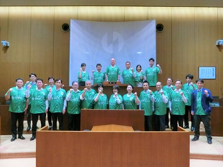 Foto de grupo usando a camisa de beisebol do Tokyo Verdy