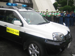 Carro de patrulha de prevenção de crime de luz giratória azul foto