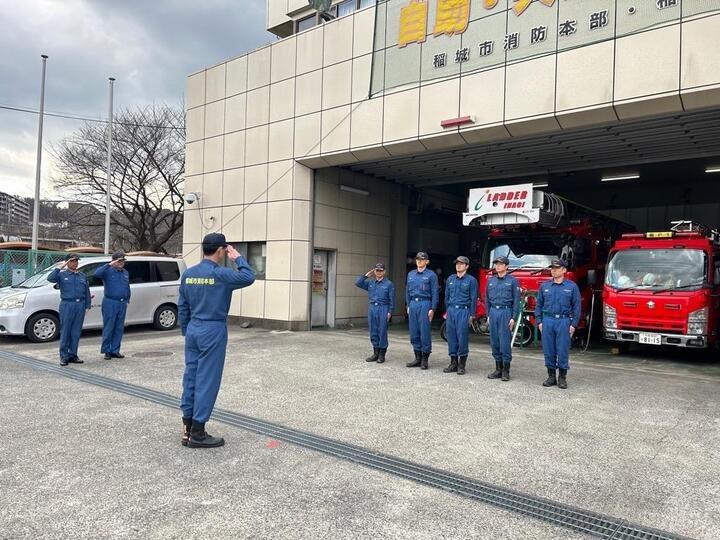 Imagem dos primeiros membros da equipe de emergência de combate a incêndio que retornaram ao escritório