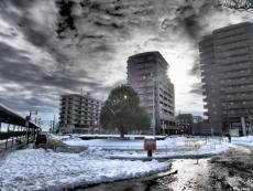 Imagem A rotatória em frente à Estação Inagi coberta de neve