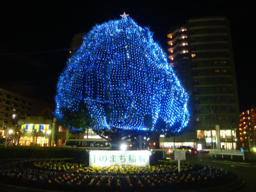 Imagem Iluminação da árvore de cânfora em frente à Estação Inagi