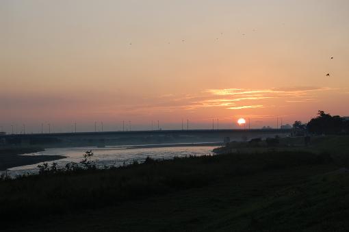 Imagem Amanhecer no Rio Tama