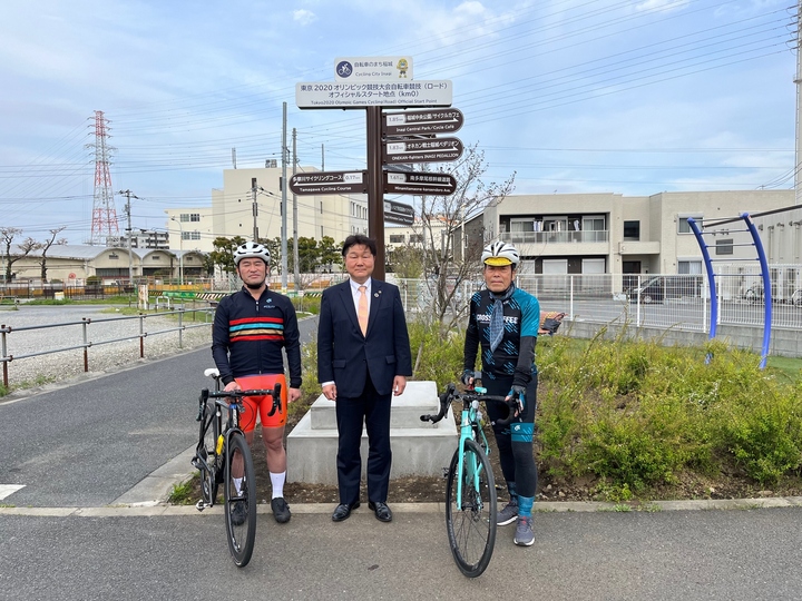 Foto (da esquerda) Sr. Abe, Prefeito Takahashi, Presidente Tokuo