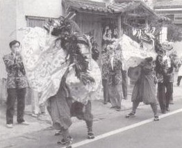 Image Lions desfilam pela área (Dança do Leão do Santuário Seiogi)