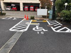 Foto Espaço de estacionamento para pessoas com deficiência