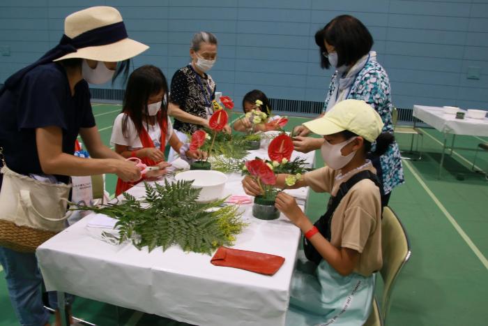 Experiência Ikebana pela Inagi City Flower Arrangement Association