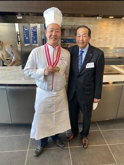 Imagem: Sr. Hamabe e Sr. Kenichi Chen (chef proprietário da 2ª geração do Sichuan Hanten)