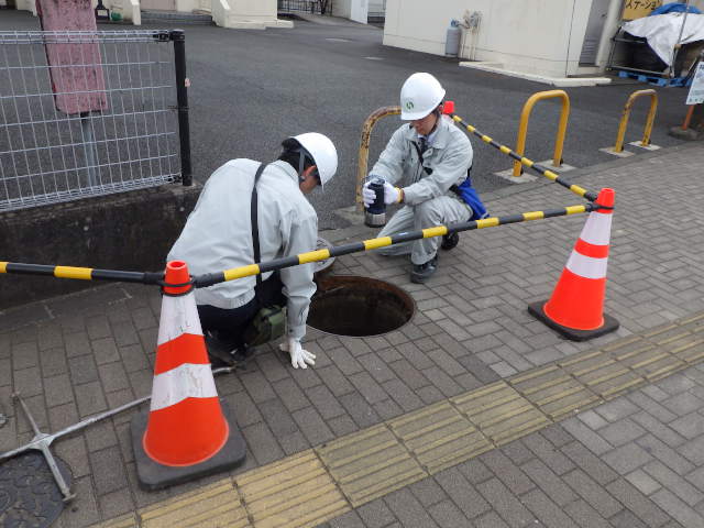 檢查井蓋的照片