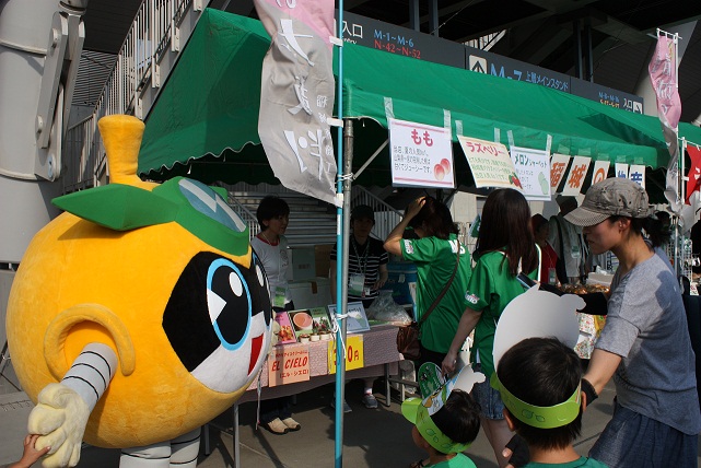 Image 我們還在稻城市的帳篷旁宣傳稻城梨之助。